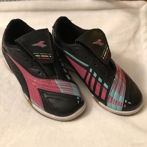3/$20! Diadora girls indoor soccer shoes